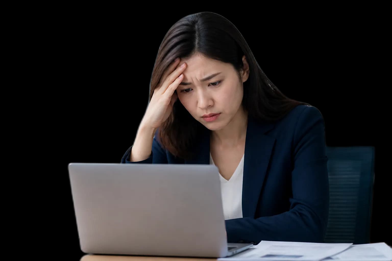 Nhân sự đang xử lý nhiều đầu việc phúc lợi sức khỏe trên máy tính